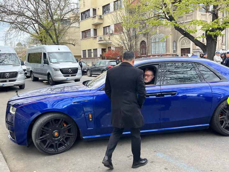 Gigi Becali, sosind la biserică