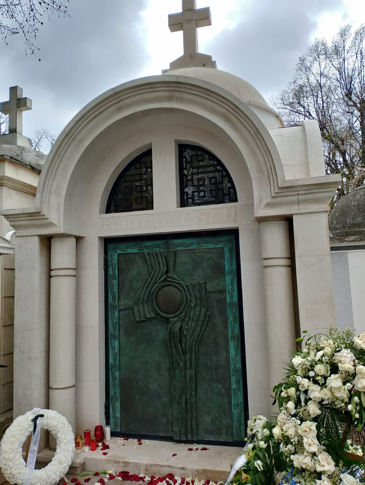 Ce scrie pe cavoul lui Mircea Lucescu, înmormântat la Cimitirul Bellu