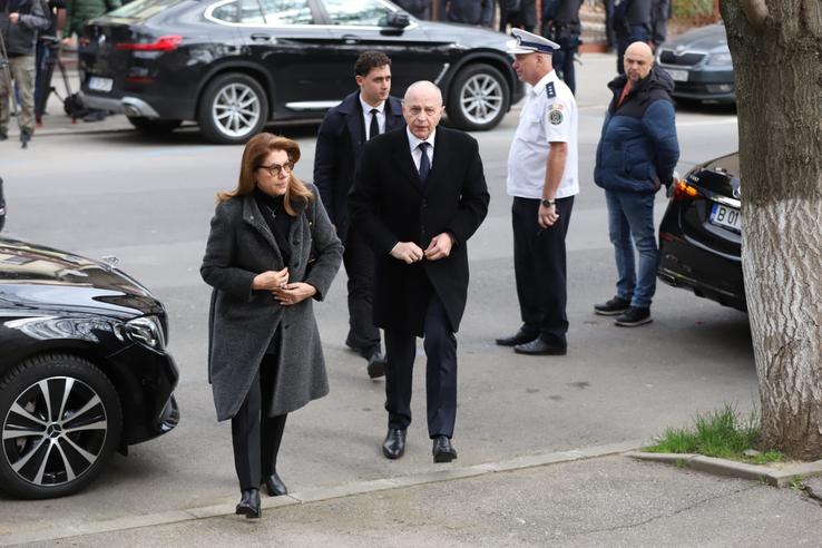 Mircea Geoană, sosind la biserică / foto: Dumitru Angelescu (Libertatea)