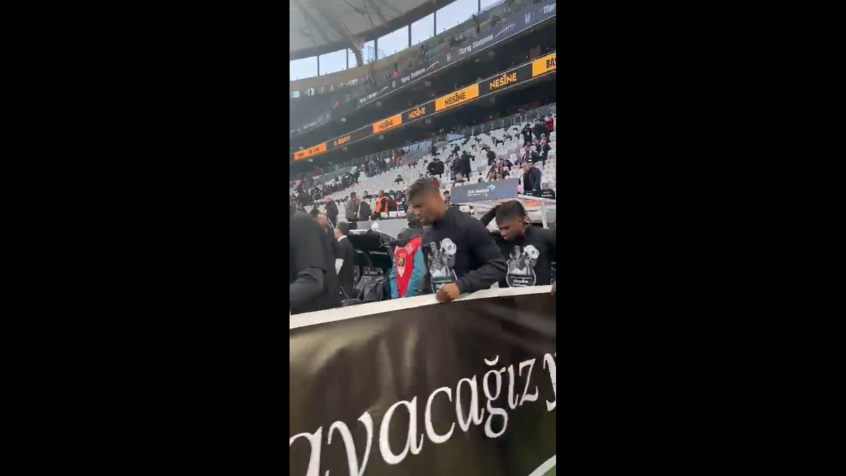 Incredibil! Cum l-au numit turcii de la Beșiktaș pe Mircea Lucescu, la primul meci după moartea lui „Il Luce”