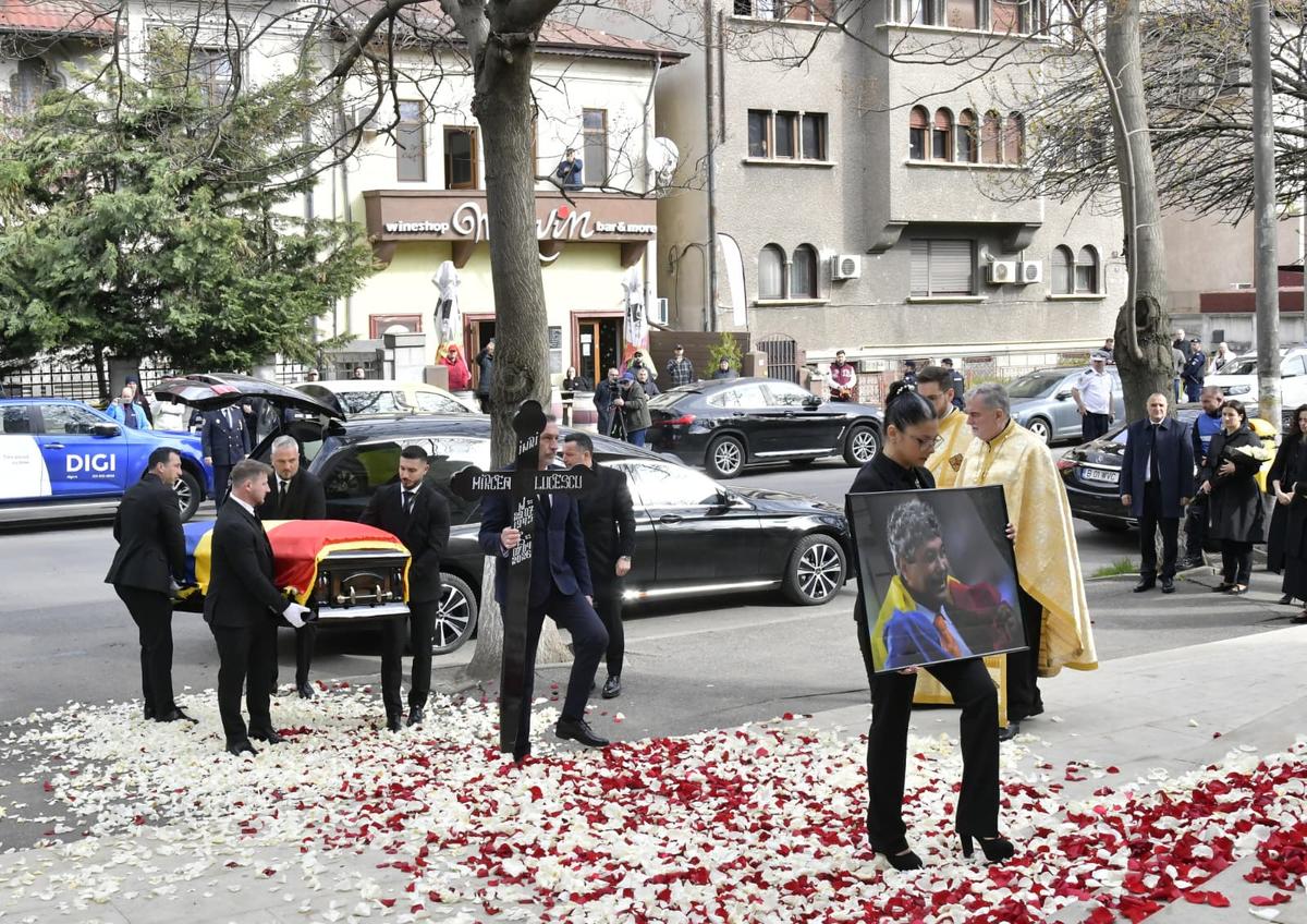 Cadre de Cristi Preda la înmormântarea lui Mircea Lucescu