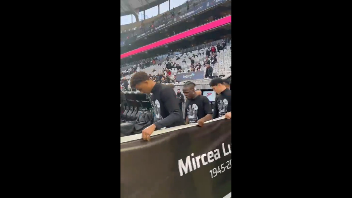 Incredibil! Cum l-au numit turcii de la Beșiktaș pe Mircea Lucescu, la primul meci după moartea lui „Il Luce”