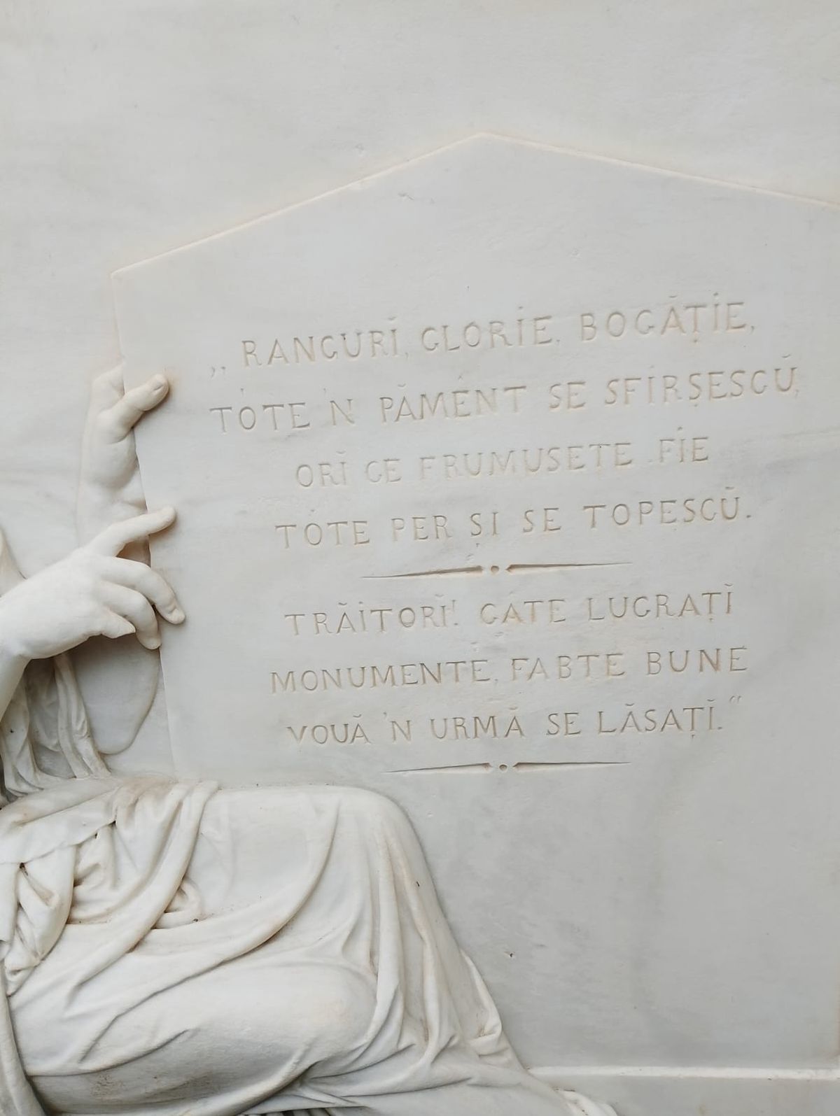 Ce scrie pe cavoul lui Mircea Lucescu, înmormântat la Cimitirul Bellu