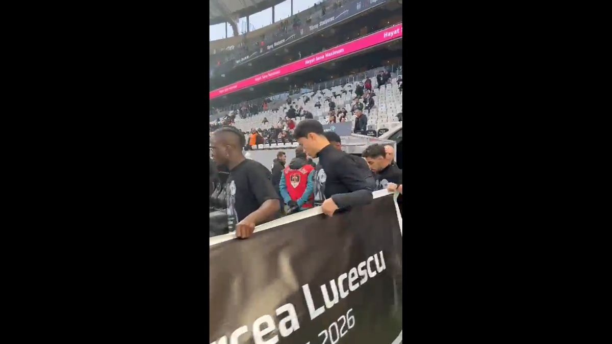 Incredibil! Cum l-au numit turcii de la Beșiktaș pe Mircea Lucescu, la primul meci după moartea lui „Il Luce”