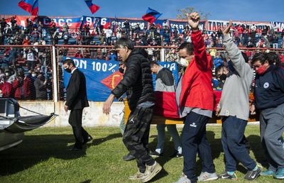 400 de fani au sfidat carantina și i-au adus ultimul omagiu lui „El Trinche”!