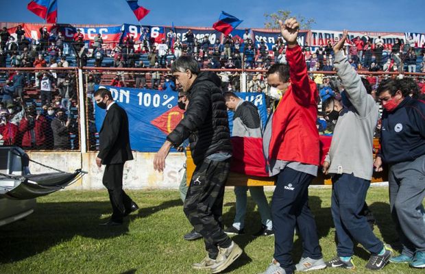 400 de fani au sfidat carantina și i-au adus ultimul omagiu lui „El Trinche”!