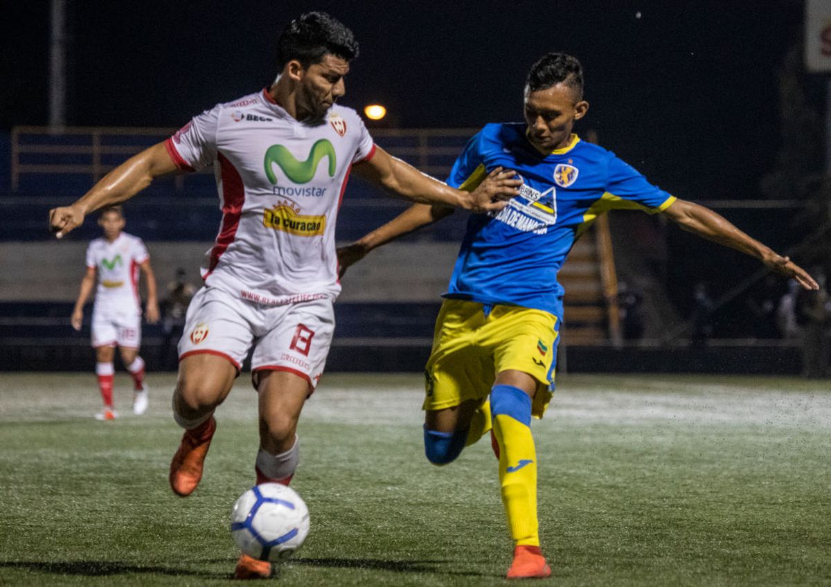 FOTO Imagini din viitorul fotbalului » Cum a arătat finala din primul campionat decis pe teren în pandemie: măști, dezinfectant și filtre de temperatură