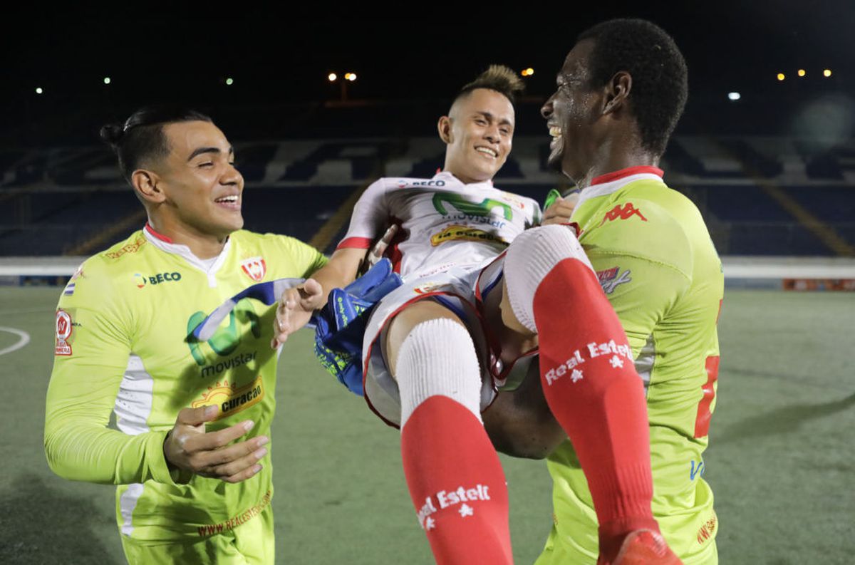 FOTO Imagini din viitorul fotbalului » Cum a arătat finala din primul campionat decis pe teren în pandemie: măști, dezinfectant și filtre de temperatură