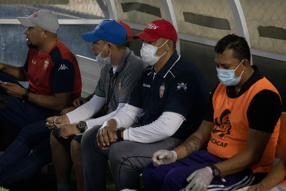 FOTO Imagini din viitorul fotbalului » Cum a arătat finala din primul campionat decis pe teren în pandemie: măști, dezinfectant și filtre de temperatură