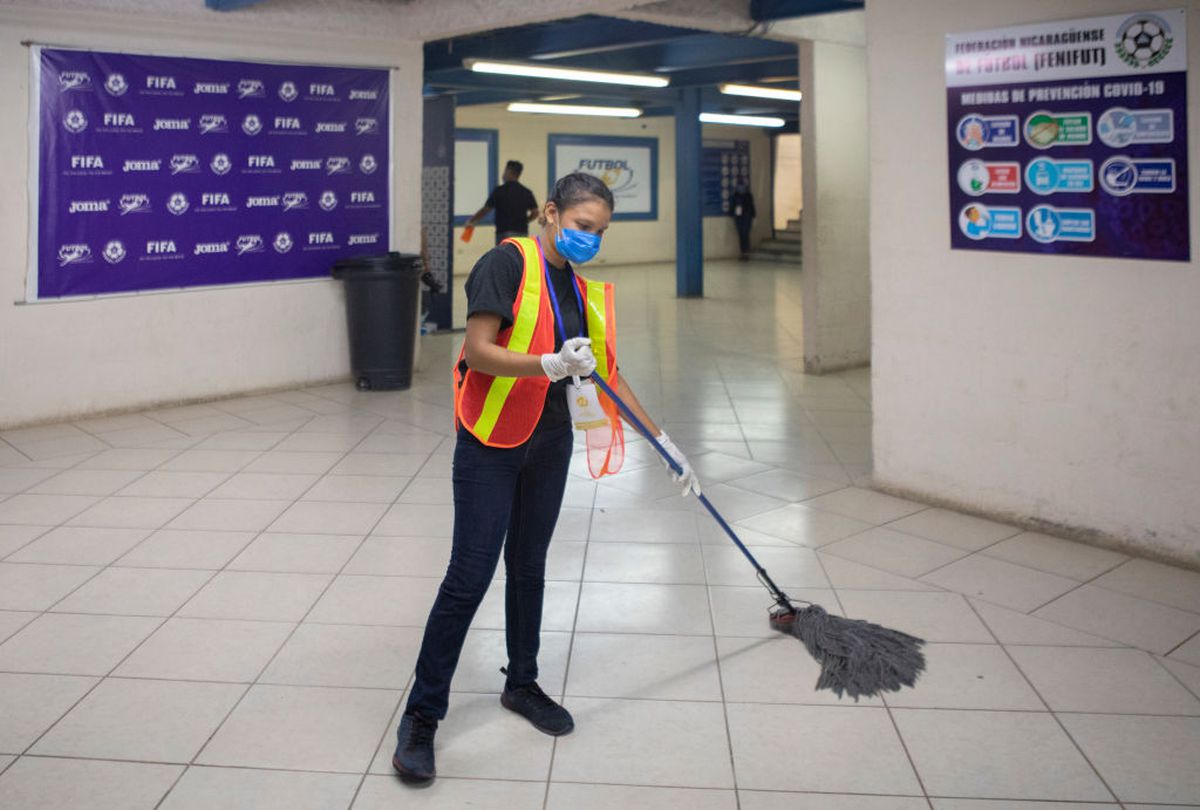 FOTO Imagini din viitorul fotbalului » Cum a arătat finala din primul campionat decis pe teren în pandemie: măști, dezinfectant și filtre de temperatură