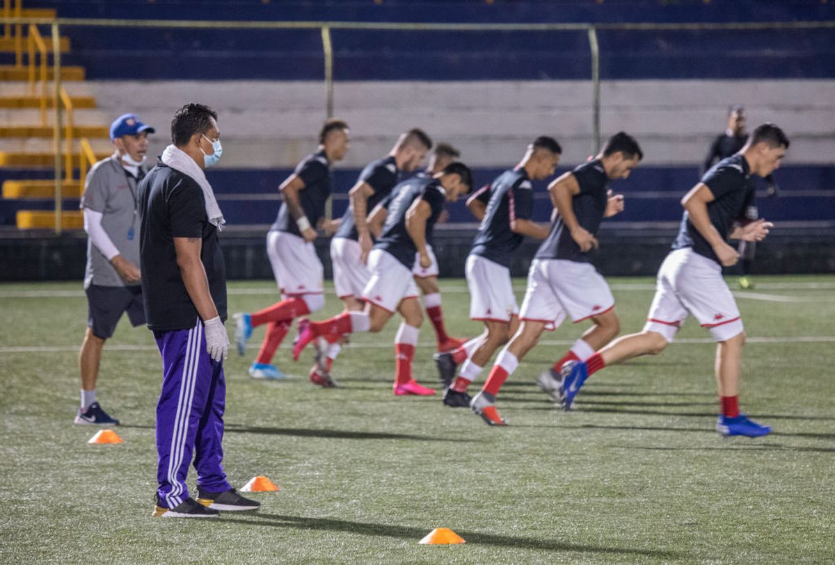 FOTO Imagini din viitorul fotbalului » Cum a arătat finala din primul campionat decis pe teren în pandemie: măști, dezinfectant și filtre de temperatură