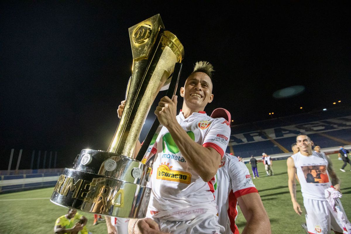 FOTO Imagini din viitorul fotbalului » Cum a arătat finala din primul campionat decis pe teren în pandemie: măști, dezinfectant și filtre de temperatură