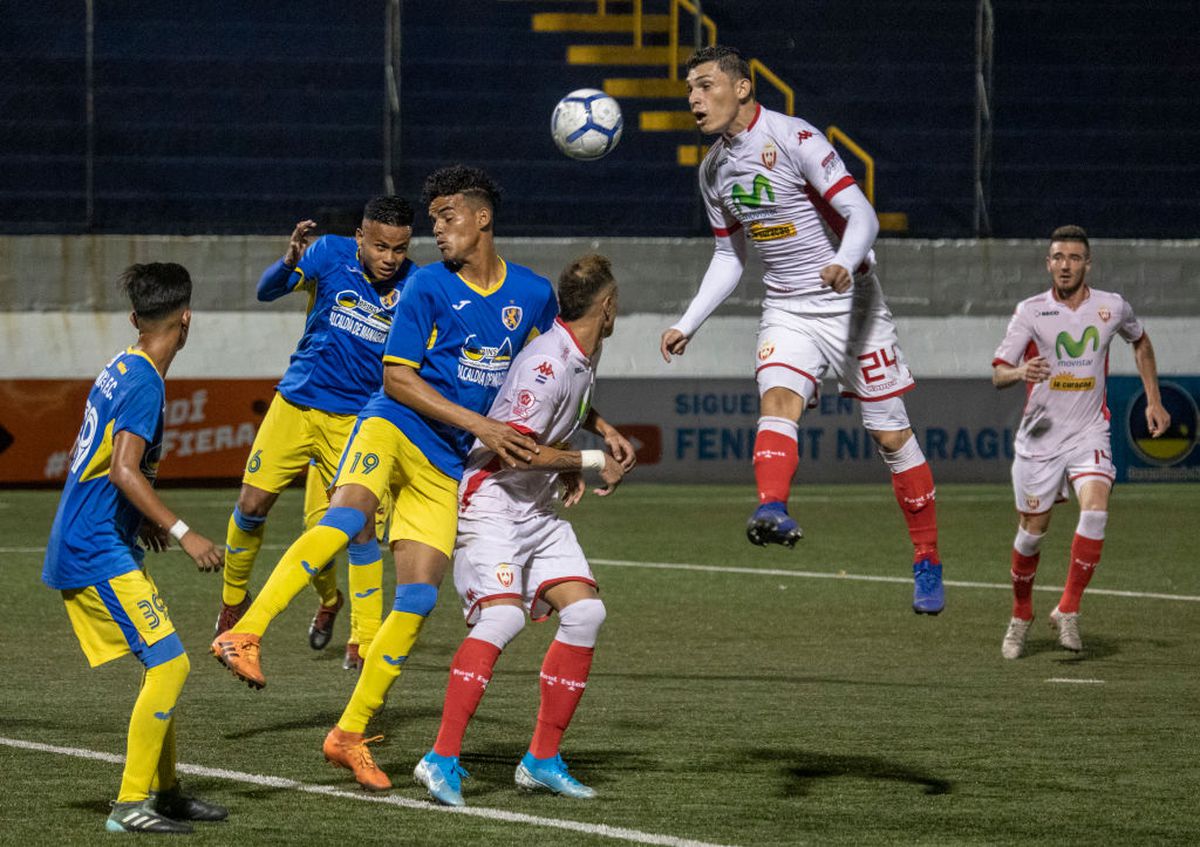 FOTO Imagini din viitorul fotbalului » Cum a arătat finala din primul campionat decis pe teren în pandemie: măști, dezinfectant și filtre de temperatură