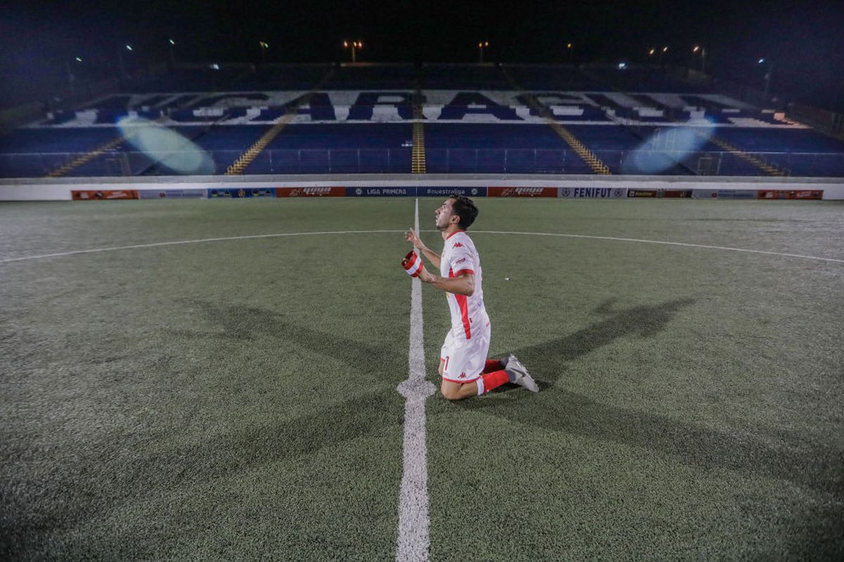 FOTO Imagini din viitorul fotbalului » Cum a arătat finala din primul campionat decis pe teren în pandemie: măști, dezinfectant și filtre de temperatură