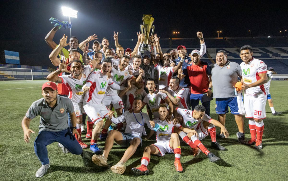 FOTO Imagini din viitorul fotbalului » Cum a arătat finala din primul campionat decis pe teren în pandemie: măști, dezinfectant și filtre de temperatură