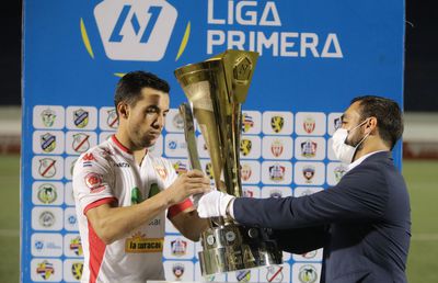 FOTO Imagini din viitorul fotbalului » Cum a arătat finala din primul campionat decis pe teren în pandemie: măști, dezinfectant și filtre de temperatură