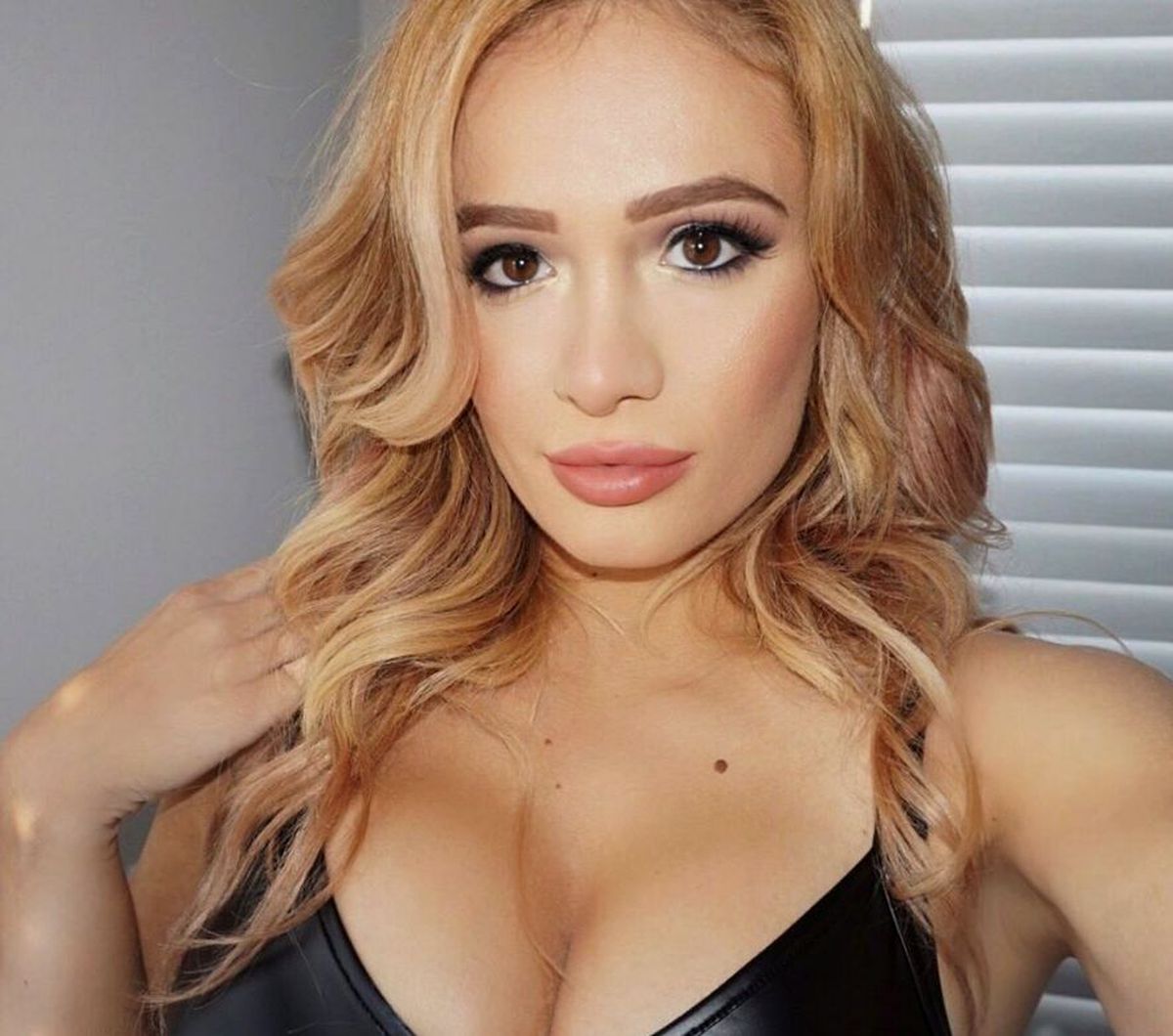 Elizabeth Chihaia - „Scarlett Bordeaux” din wrestling