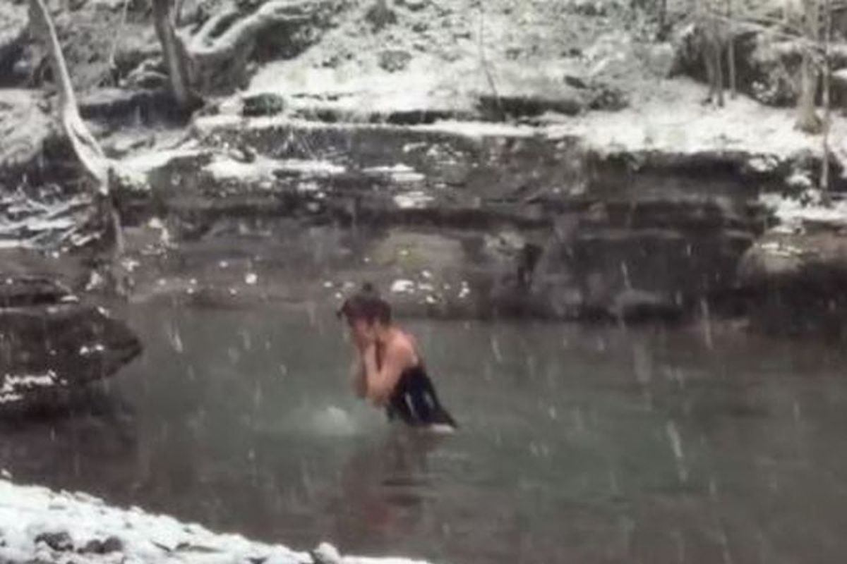 FOTO + VIDEO. La 51 de ani, fostul model Victoria's Secrets și-a șocat urmăritorii de pe instagram » Helena Christensen a sfidat zăpada din New York