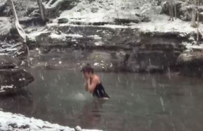 FOTO + VIDEO. La 51 de ani, fostul model Victoria's Secrets și-a șocat urmăritorii de pe instagram » Helena Christensen a sfidat zăpada din New York