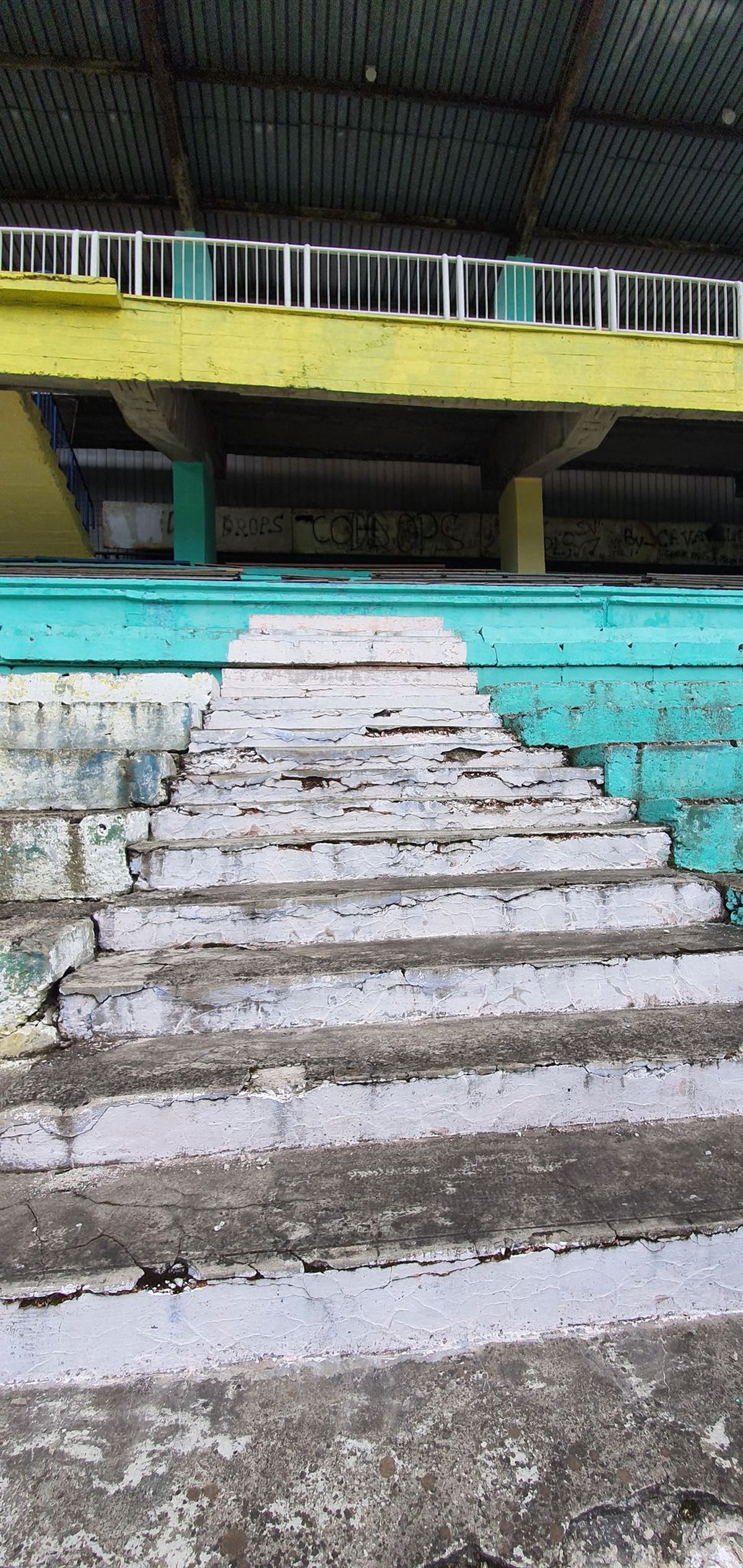 Lipsește doar sigla cu secera și ciocanul » Un stadion din România a ajuns într-o stare deplorabilă!