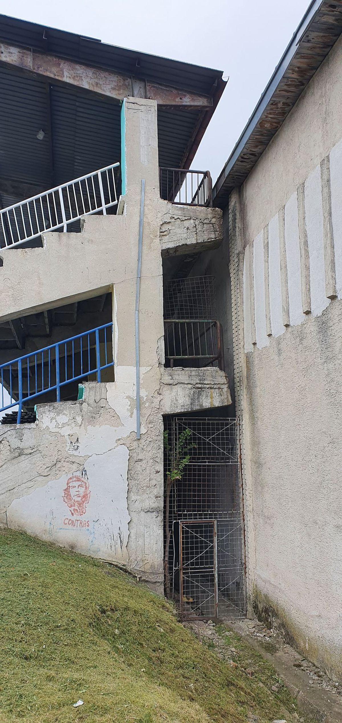 Lipsește doar sigla cu secera și ciocanul » Un stadion din România a ajuns într-o stare deplorabilă!