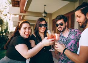 Răcoritoare, colorate și puțin aspre: 6 cocktailuri la care nu vor strâmba din nas nici cei mai pretențioși