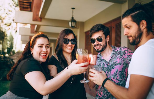 Răcoritoare, colorate și puțin aspre: 6 cocktailuri la care nu vor strâmba din nas nici cei mai pretențioși