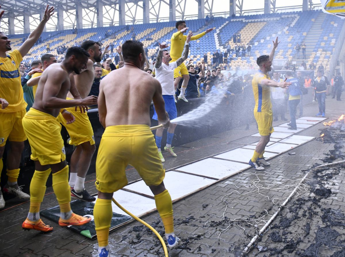 Imagini spectaculoase de la petrecerea de promovare a Petrolului în Liga 1