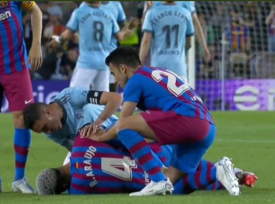 Iago Aspas și Eric Garcia au fost primii care au ajuns lângă Araujo, după ce acesta s-a prăbușit Momente delicate la Barcelona! Araujo a ajuns la spital! Ambulanța, blocată minute bune pe teren