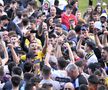 Antrenorii și jucătorii au sărbătorit alături de  fanii fericiți