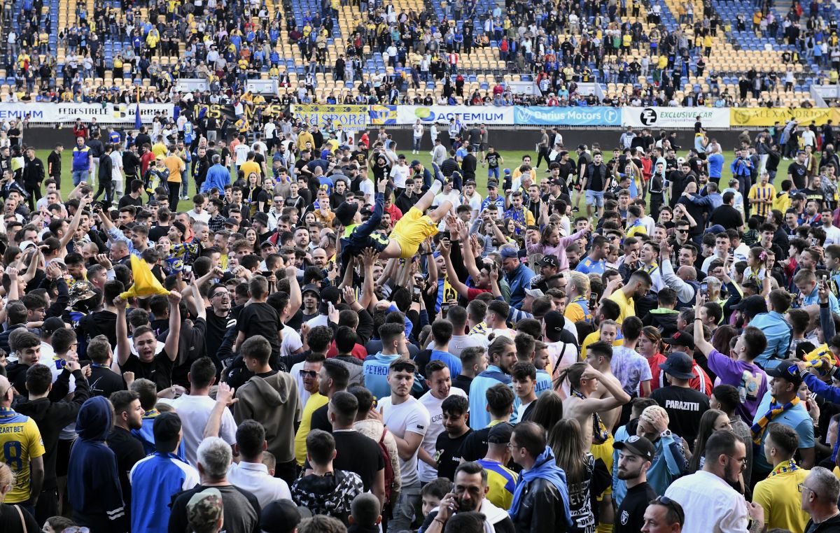 Imagini spectaculoase de la petrecerea de promovare a Petrolului în Liga 1