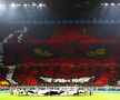 Cei peste 70.000 de spectatori prezenți pe San Siro la semifinala Ligii Campionilor dintre AC Milan și Inter au creat o atmosferă copleșitoare. Galeriile au afișat scenografii speciale înaintea fluierului de start.