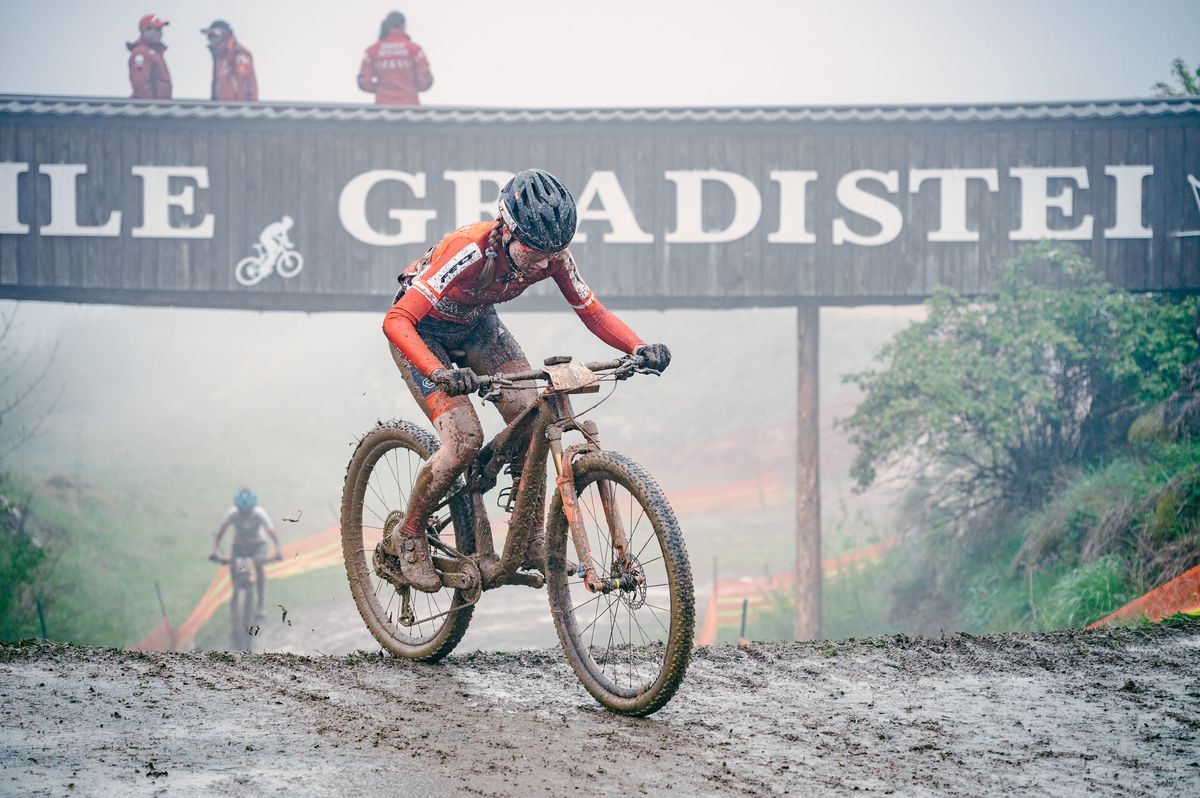 Imagini FABULOASE » Show în noroi la Campionatele Europene de Mountain Bike de la Cheile Grădiștei