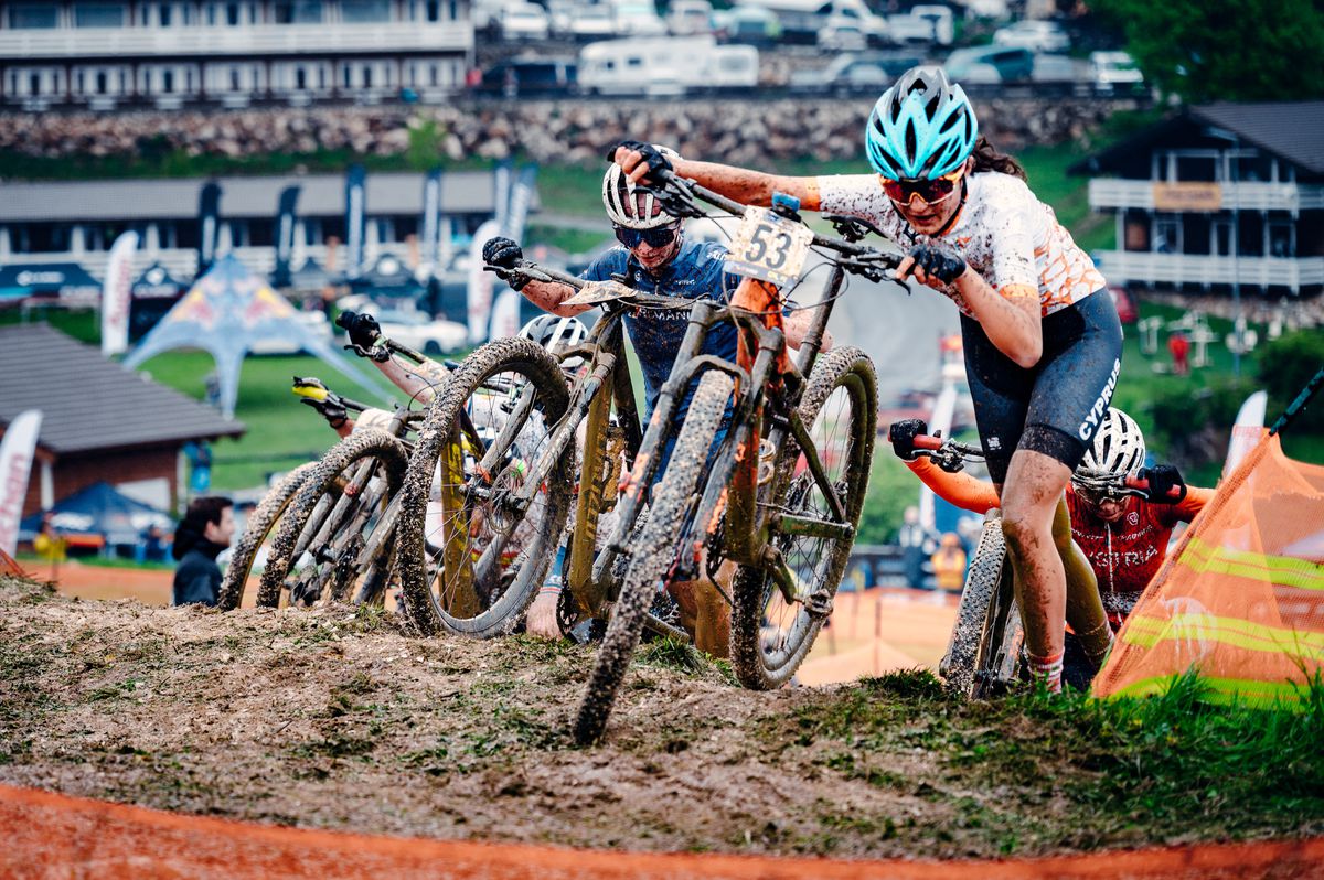 Imagini FABULOASE » Show în noroi la Campionatele Europene de Mountain Bike de la Cheile Grădiștei