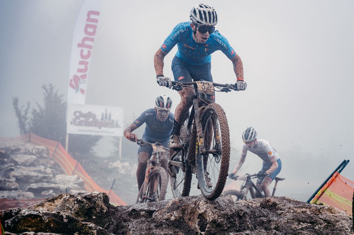 Imagini FABULOASE » Show în noroi la Campionatele Europene de Mountain Bike de la Cheile Grădiștei