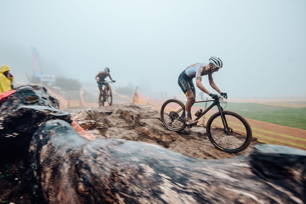 Imagini FABULOASE » Show în noroi la Campionatele Europene de Mountain Bike de la Cheile Grădiștei