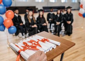 Ținuta de ceremonie: sărbătorirea zilei de absolvire