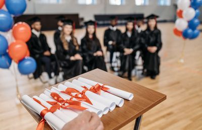 Ținuta de ceremonie: sărbătorirea zilei de absolvire