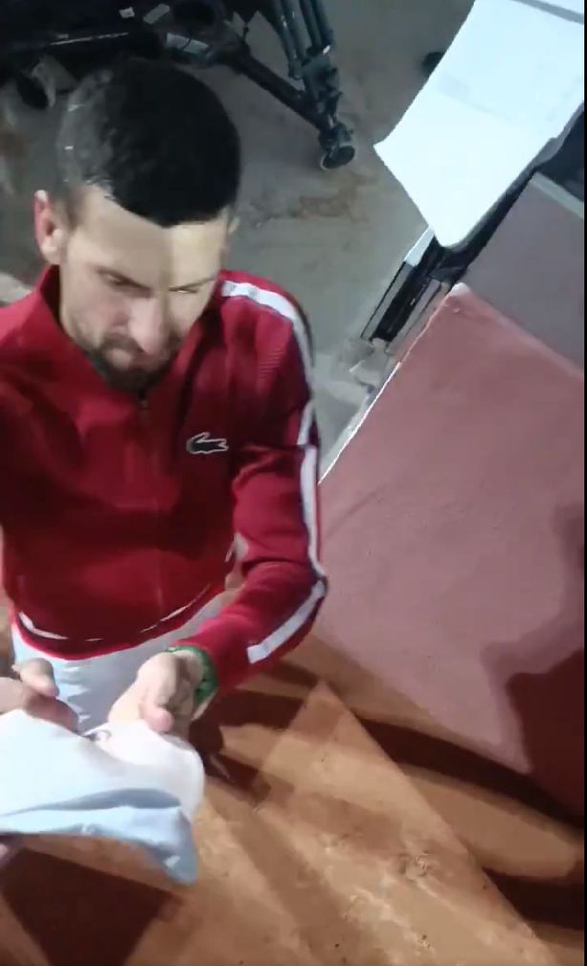 Lovit în cap cu un recipient din aluminiu, Novak Djokovic nu a participat la conferința de presă și a avut nevoie de îngrijiri medicale » Ce a provocat incidentul