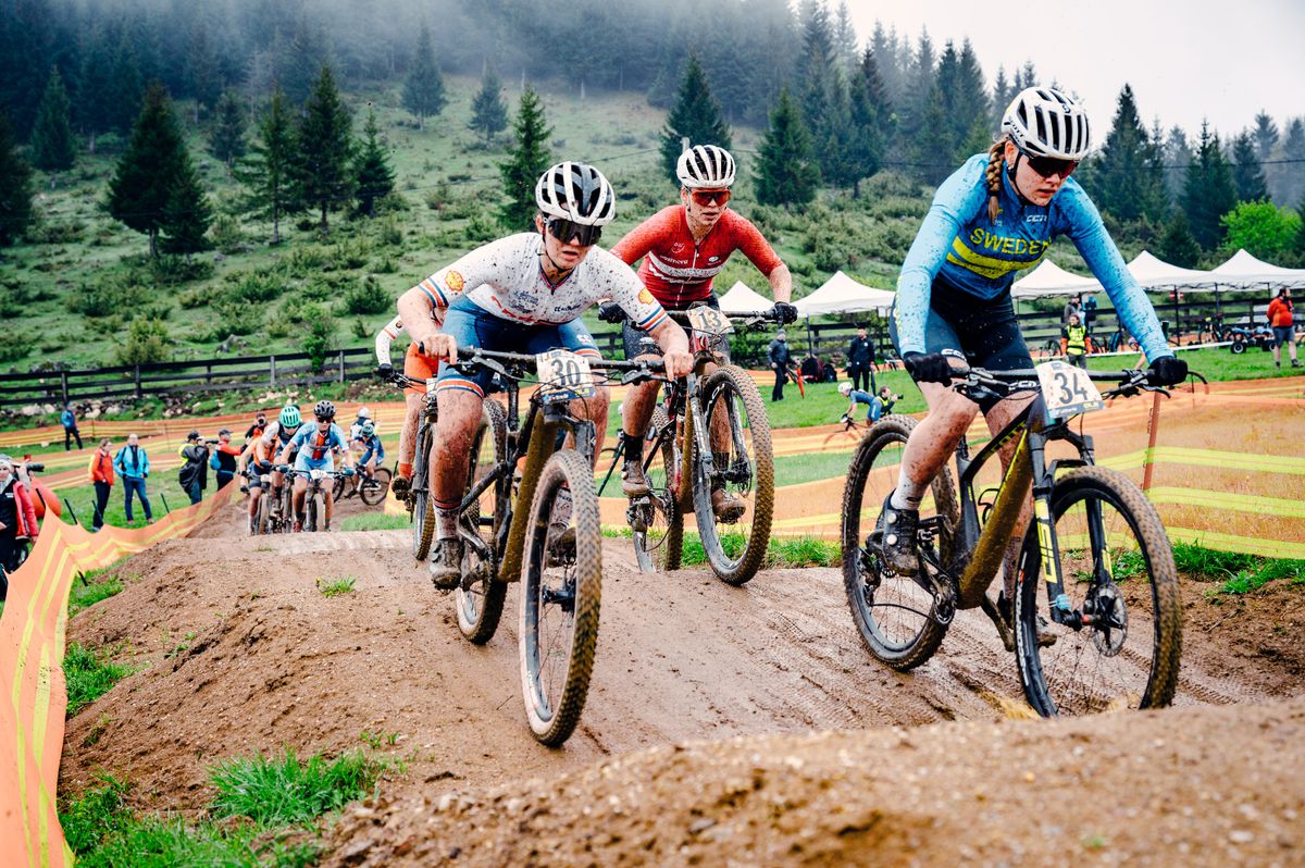 Imagini FABULOASE » Show în noroi la Campionatele Europene de Mountain Bike de la Cheile Grădiștei