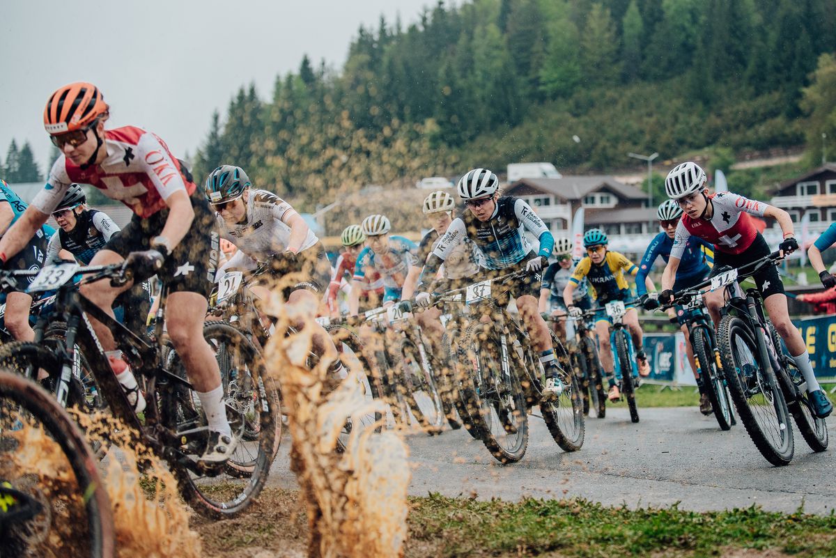 Imagini FABULOASE » Show în noroi la Campionatele Europene de Mountain Bike de la Cheile Grădiștei