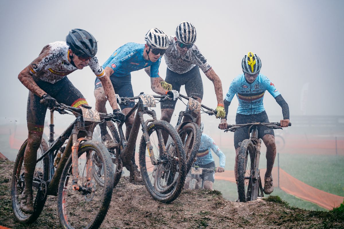 Imagini FABULOASE » Show în noroi la Campionatele Europene de Mountain Bike de la Cheile Grădiștei