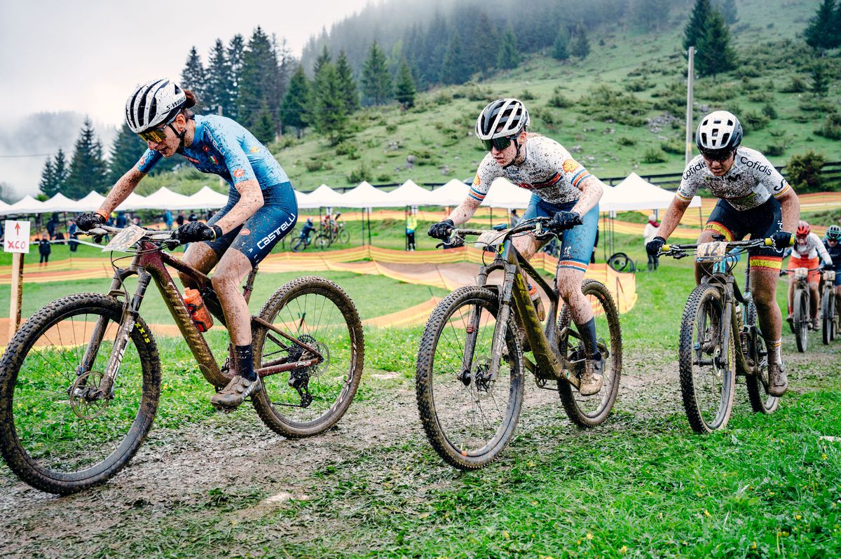 Imagini FABULOASE » Show în noroi la Campionatele Europene de Mountain Bike de la Cheile Grădiștei