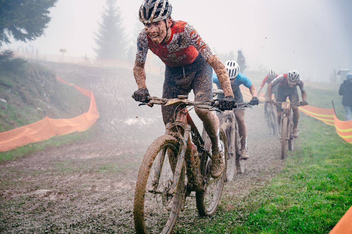 Imagini FABULOASE » Show în noroi la Campionatele Europene de Mountain Bike de la Cheile Grădiștei