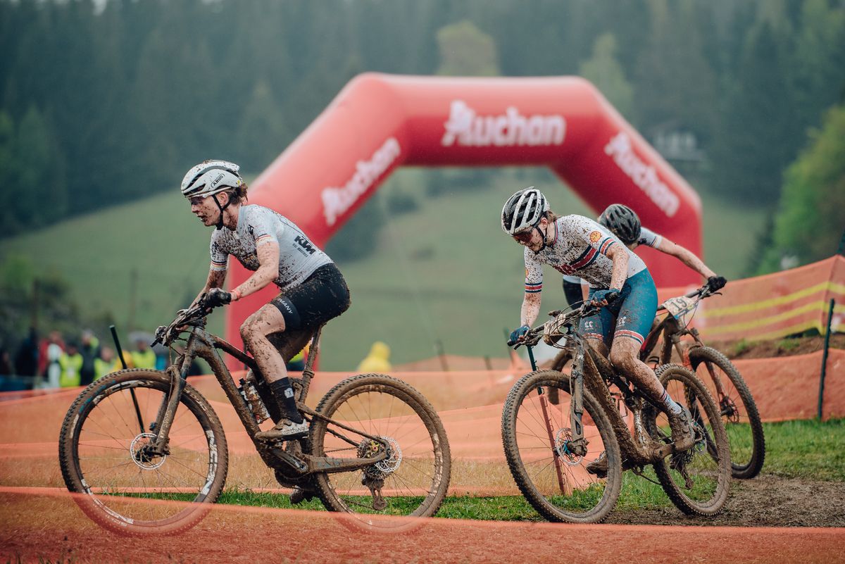 Imagini FABULOASE » Show în noroi la Campionatele Europene de Mountain Bike de la Cheile Grădiștei