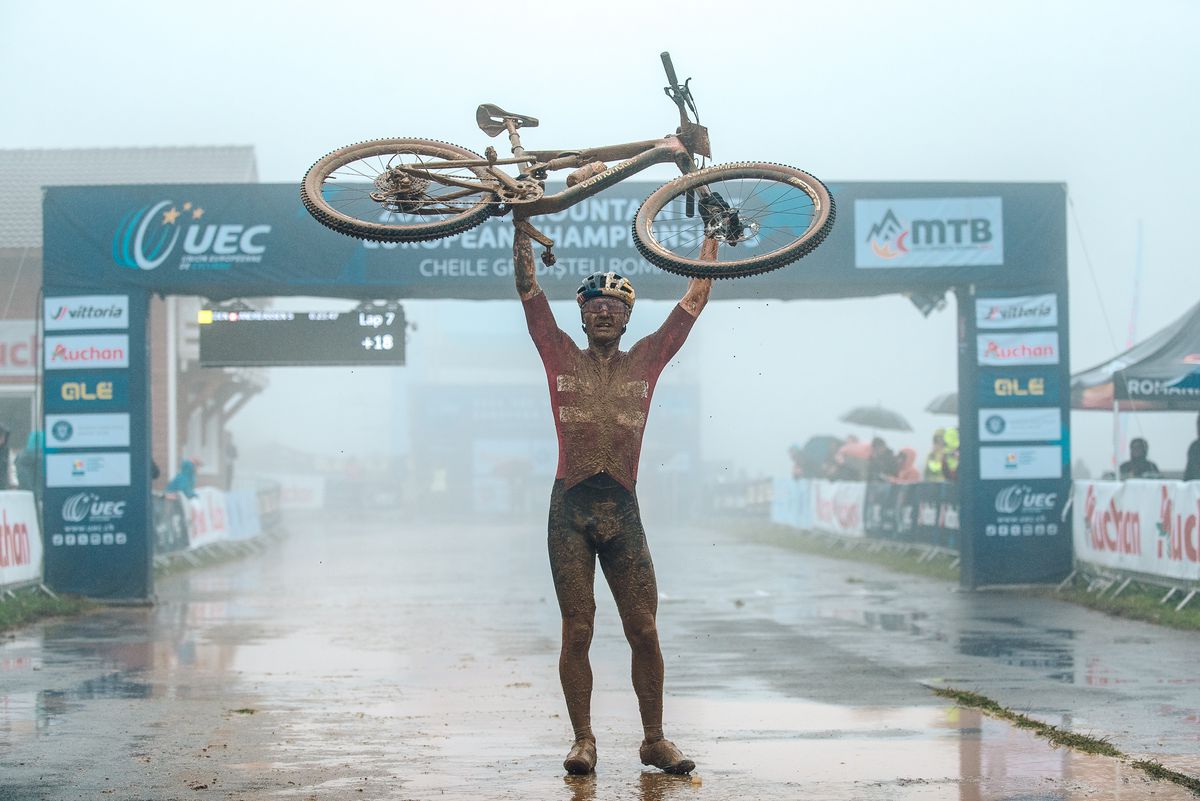 Imagini FABULOASE » Show în noroi la Campionatele Europene de Mountain Bike de la Cheile Grădiștei