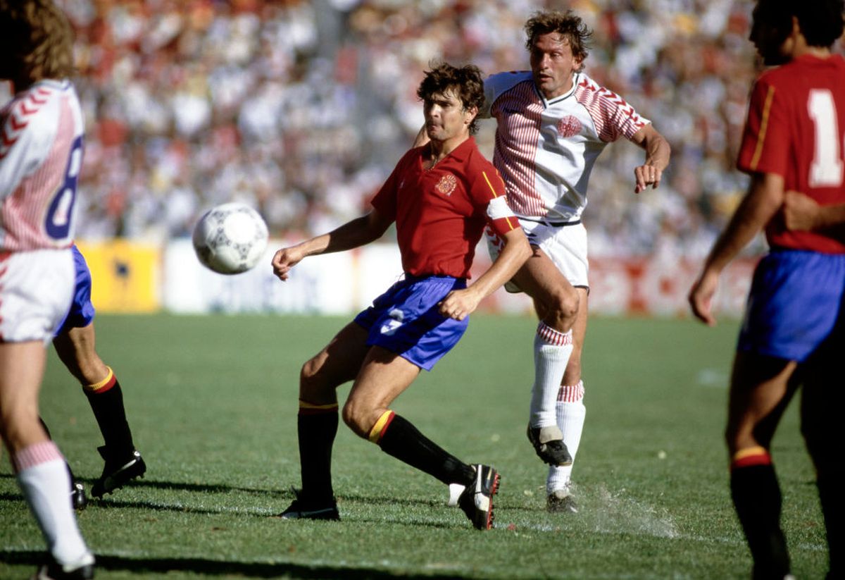 Îl recunoști? Atacantul legendar care a pus filme pentru adulți în vestiar, înainte de Danemarca - România, a intrat în televiziune