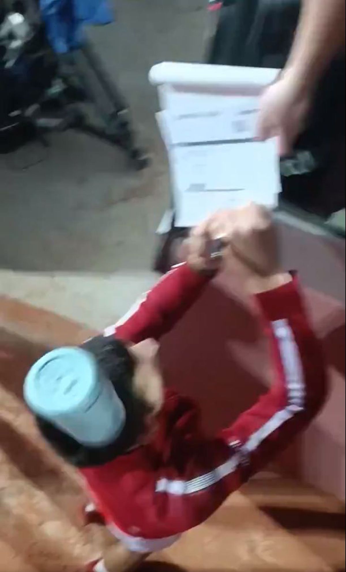 Incident INCREDIBIL la Turneul de la Roma. Novak Djokovic s-a prăbușit la pământ, după ce a fost lovit în cap cu o sticlă