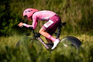Tadej Pogacar îl zdrobește pe Filippo Ganna în contratimp și câștigă etapa a șaptea din Giro d'Italia