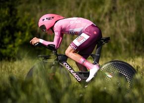 Tadej Pogacar îl zdrobește pe Filippo Ganna în contratimp și câștigă etapa a șaptea din Giro d'Italia